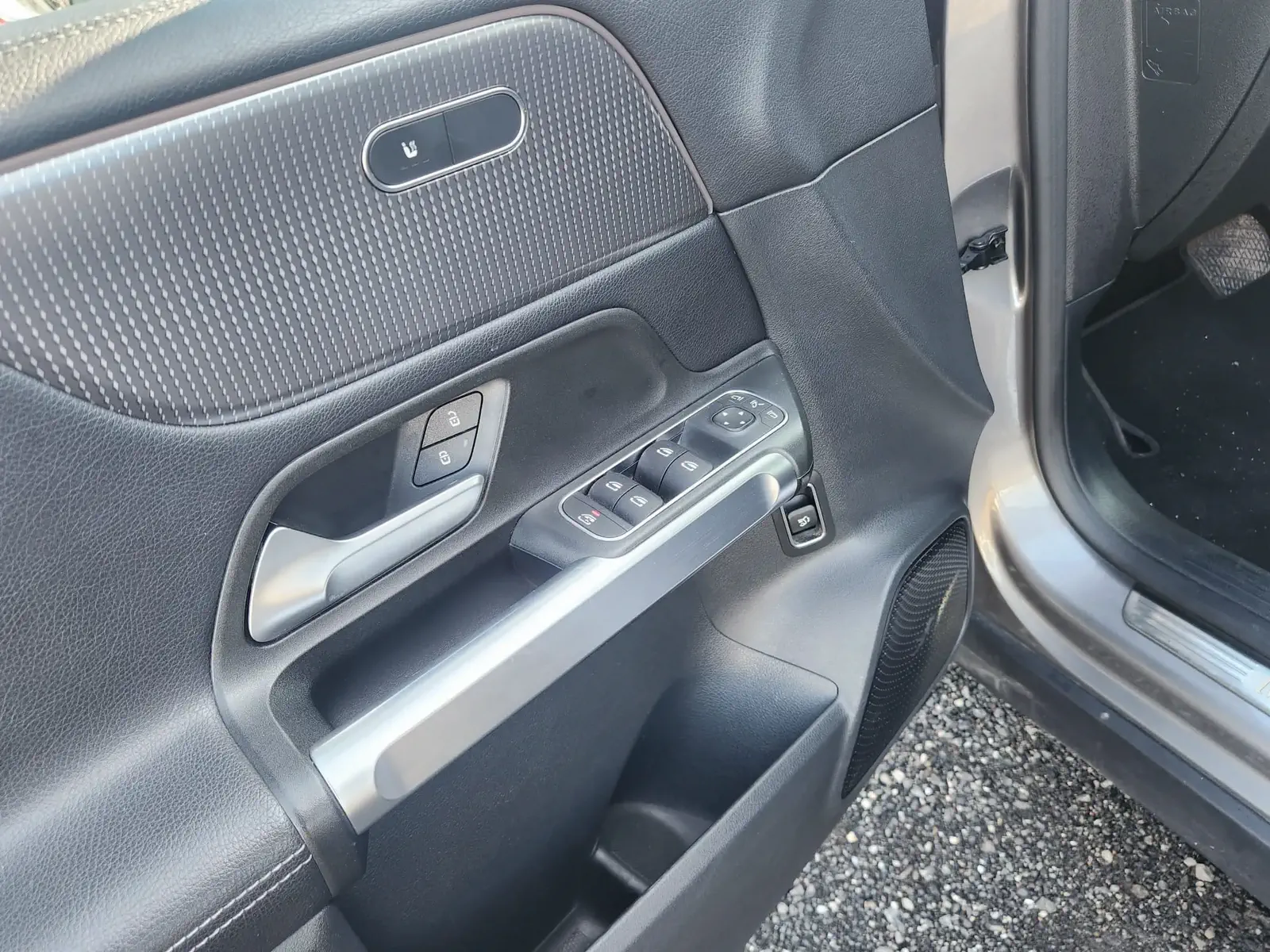 MERCEDES GLB200 - Image 13