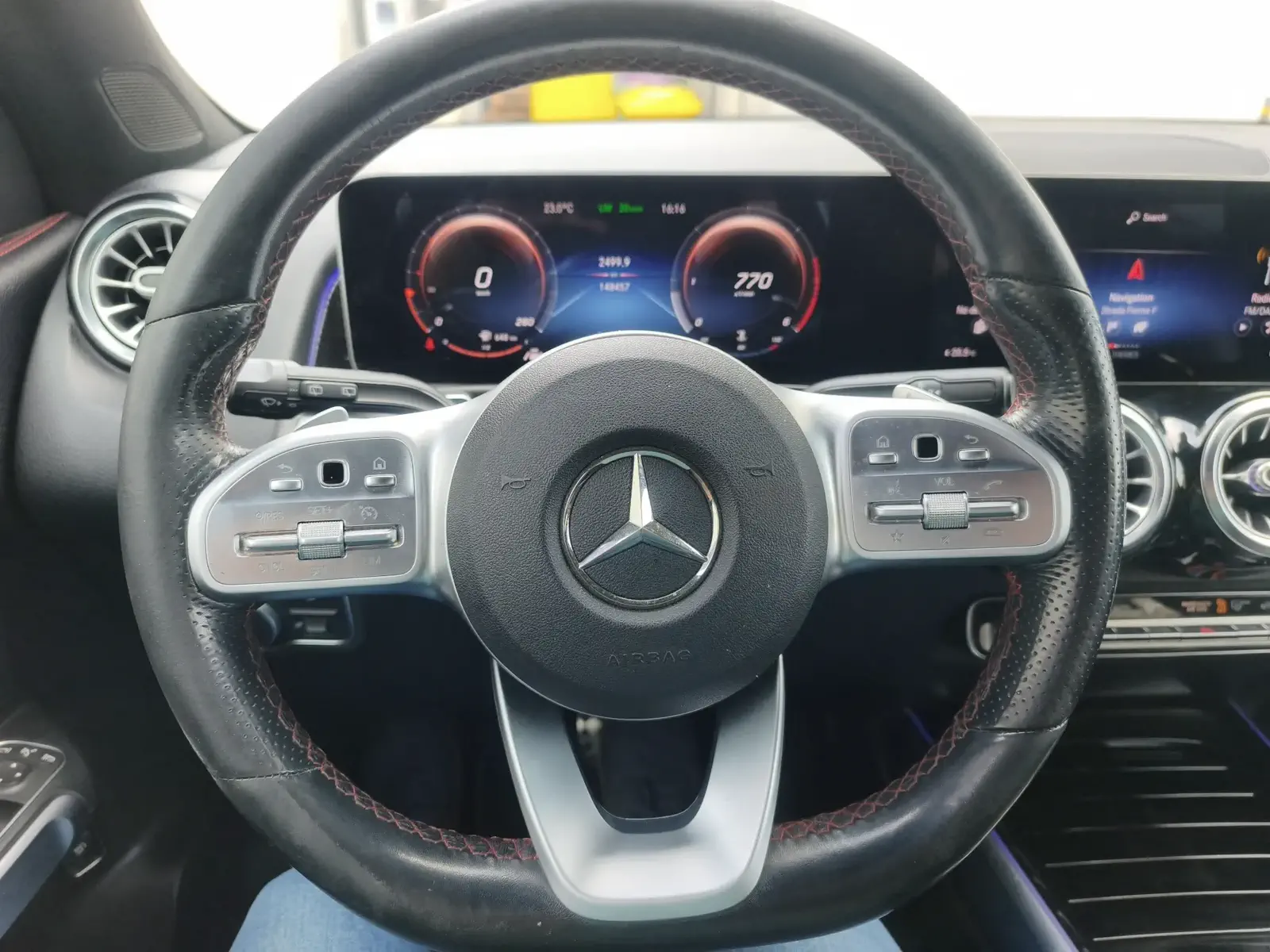 MERCEDES GLB220 - Image 30