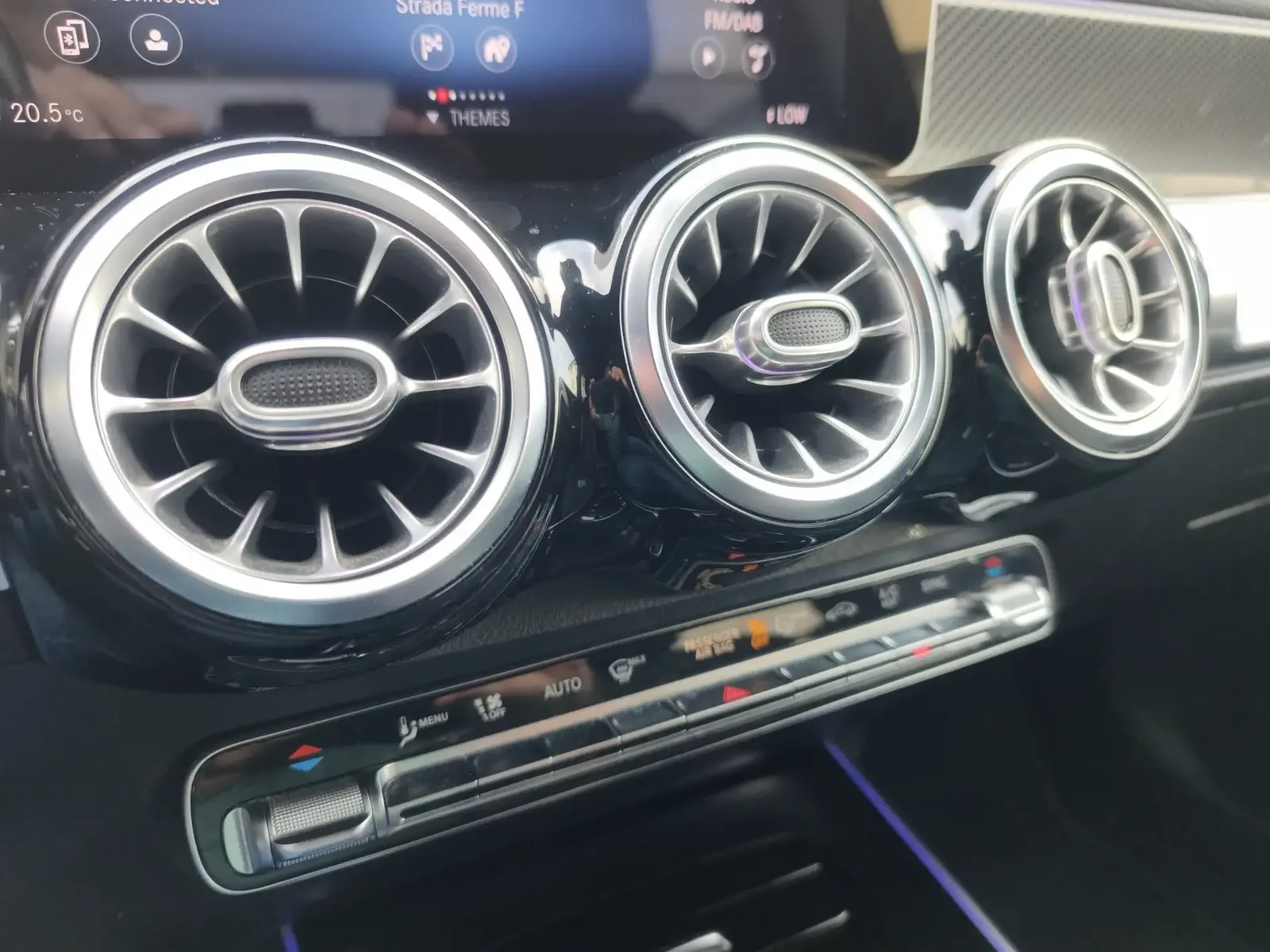 MERCEDES GLB220 - Image 22