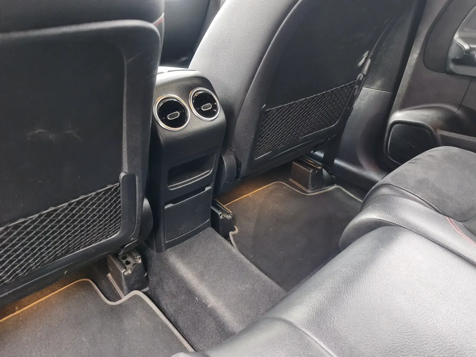 MERCEDES GLB220 - Image 45