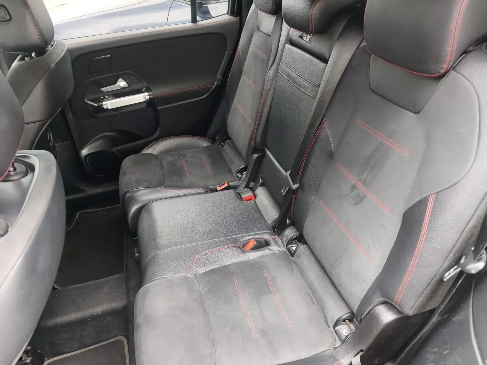 MERCEDES GLB220 - Image 42
