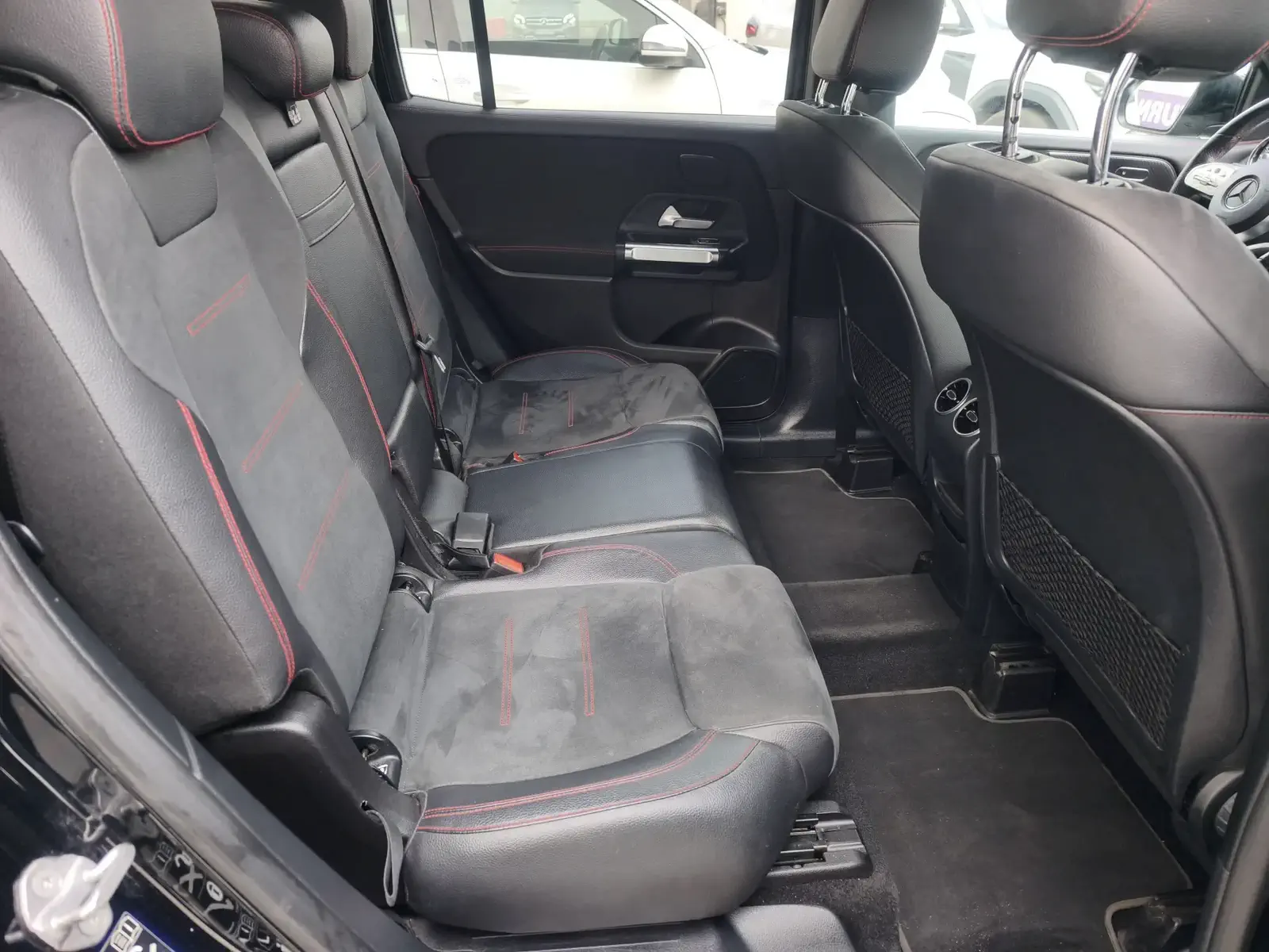 MERCEDES GLB220 - Image 36