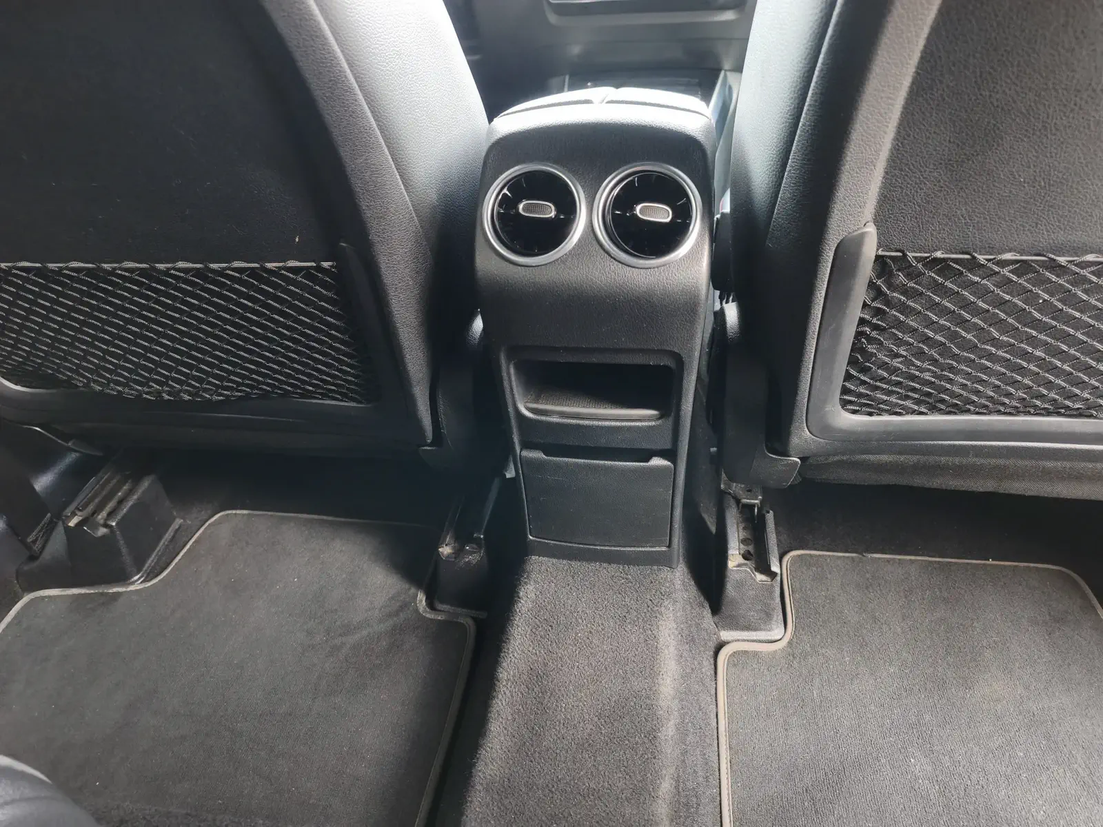 MERCEDES GLB220 - Image 39