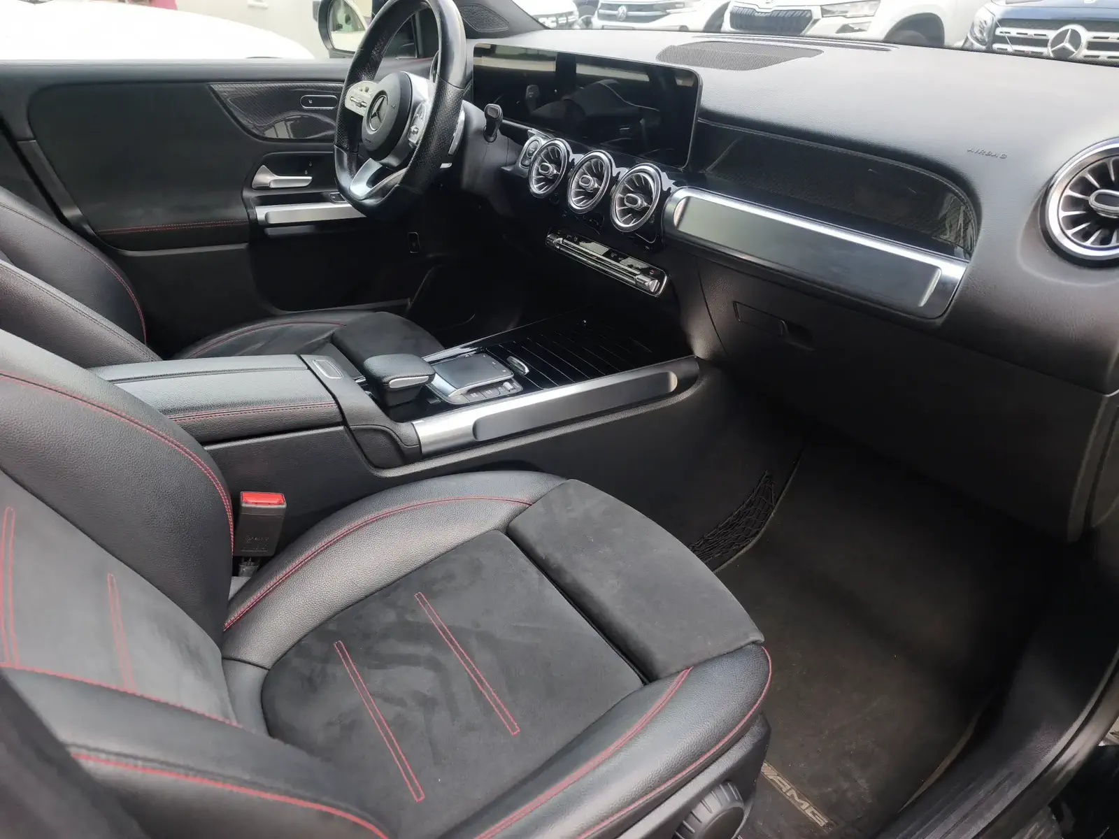 MERCEDES GLB220 - Image 32
