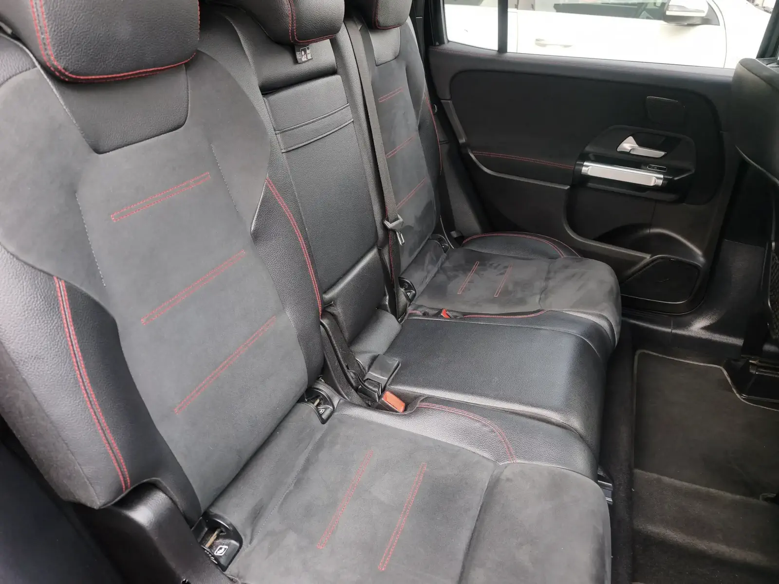 MERCEDES GLB220 - Image 37