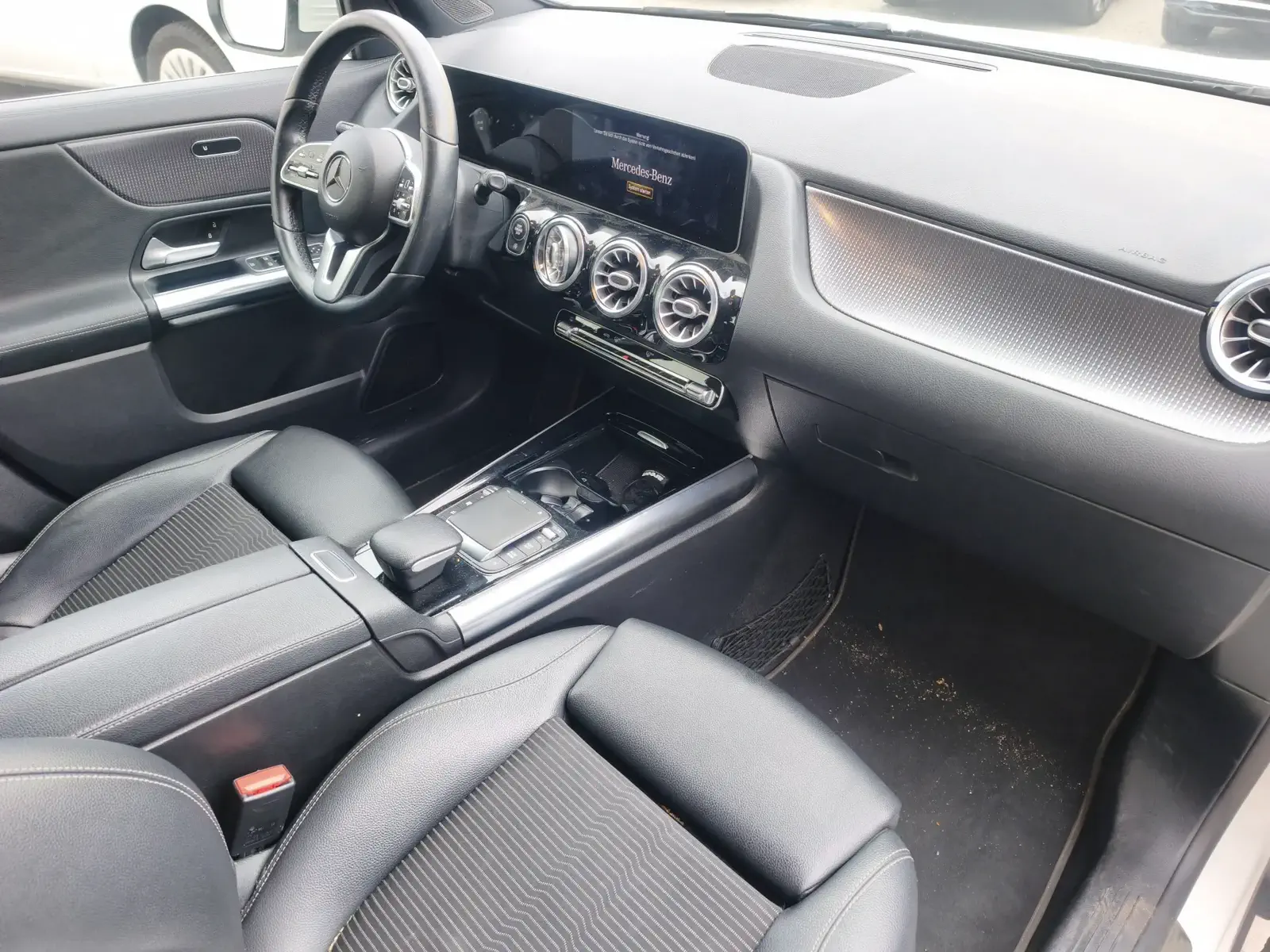 MERCEDES GLA200 - Image 36