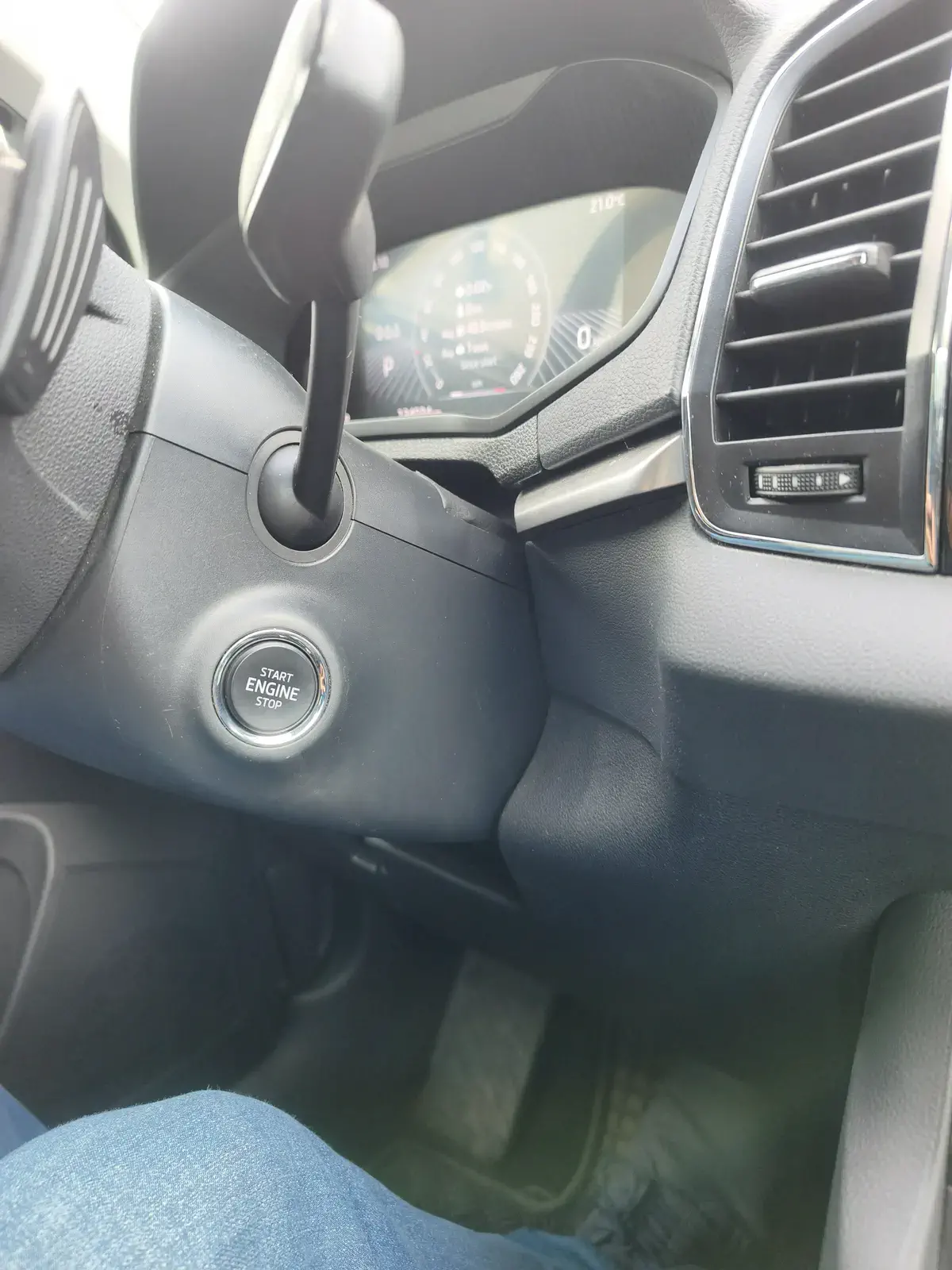 SKODA KAROQ - Image 35