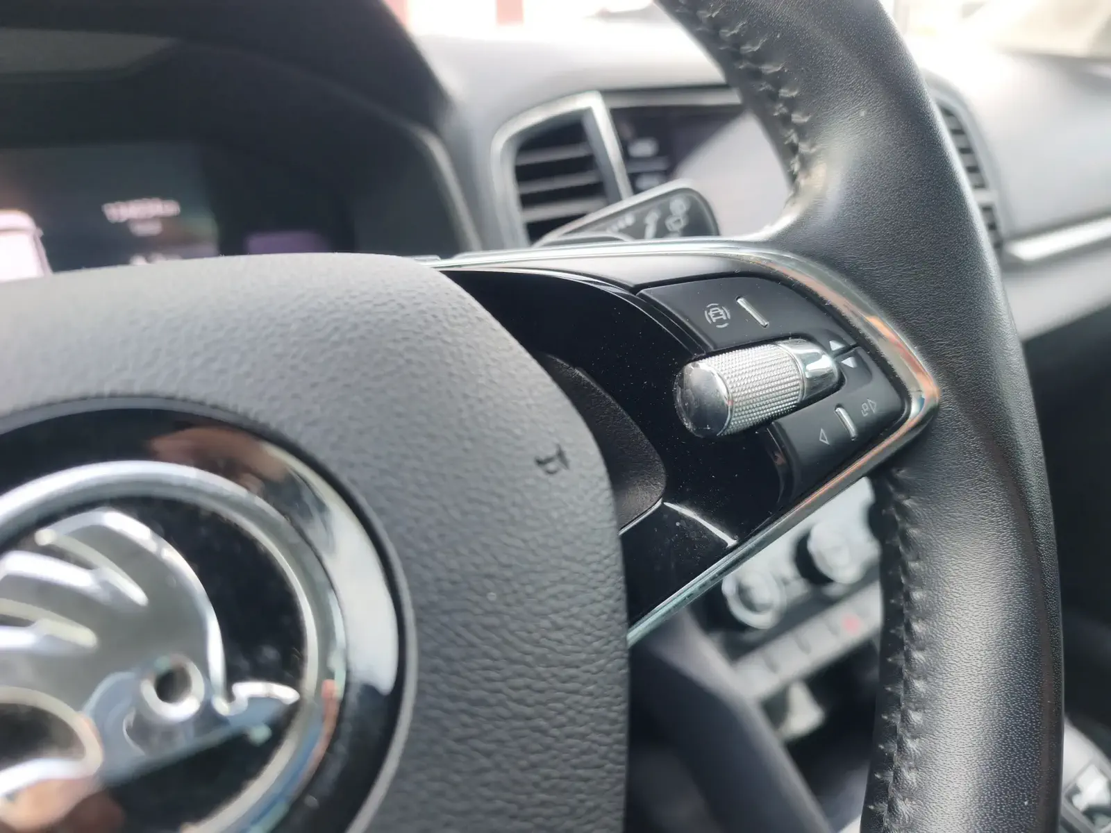 SKODA KAROQ - Image 41