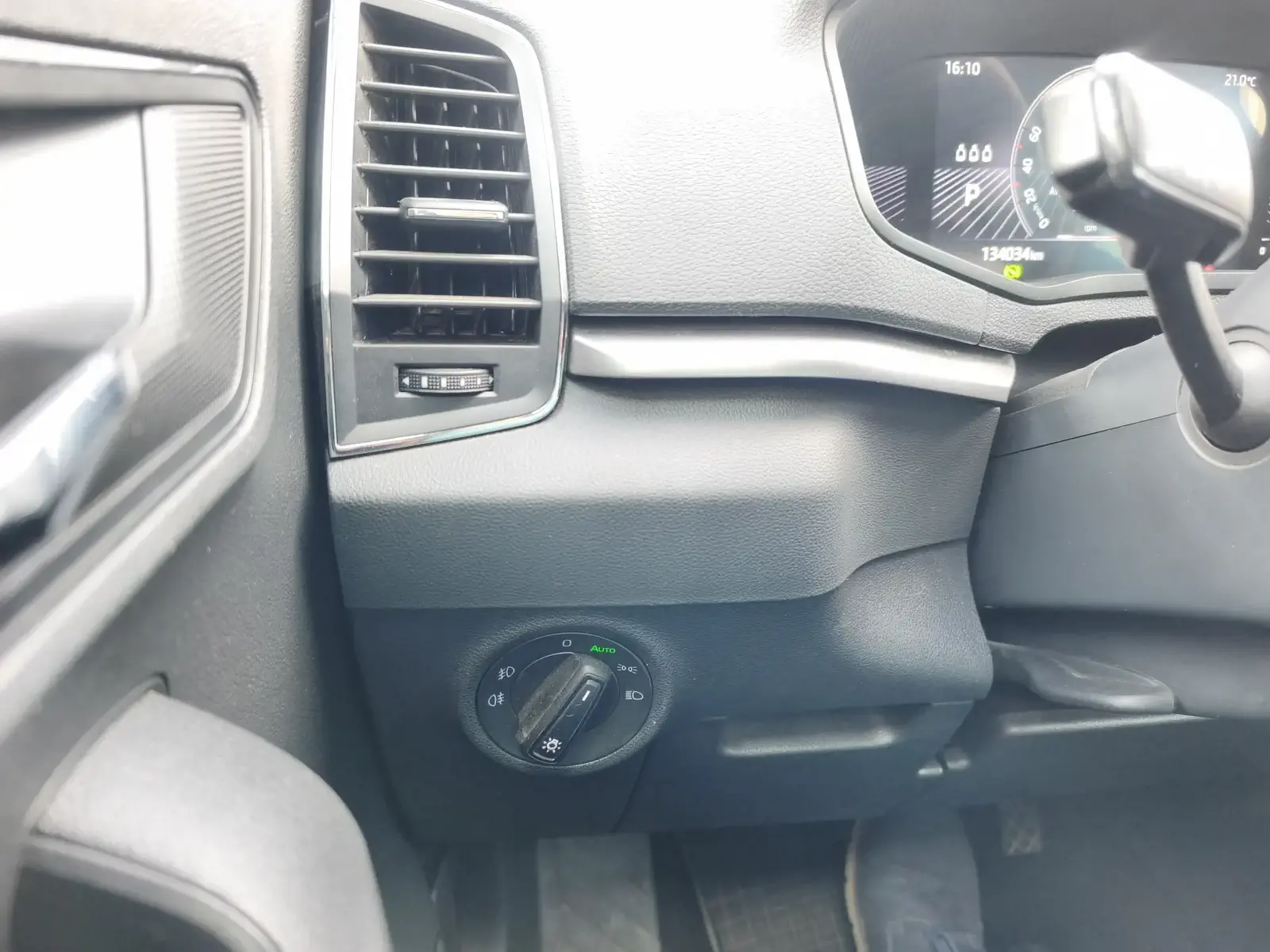 SKODA KAROQ - Image 32